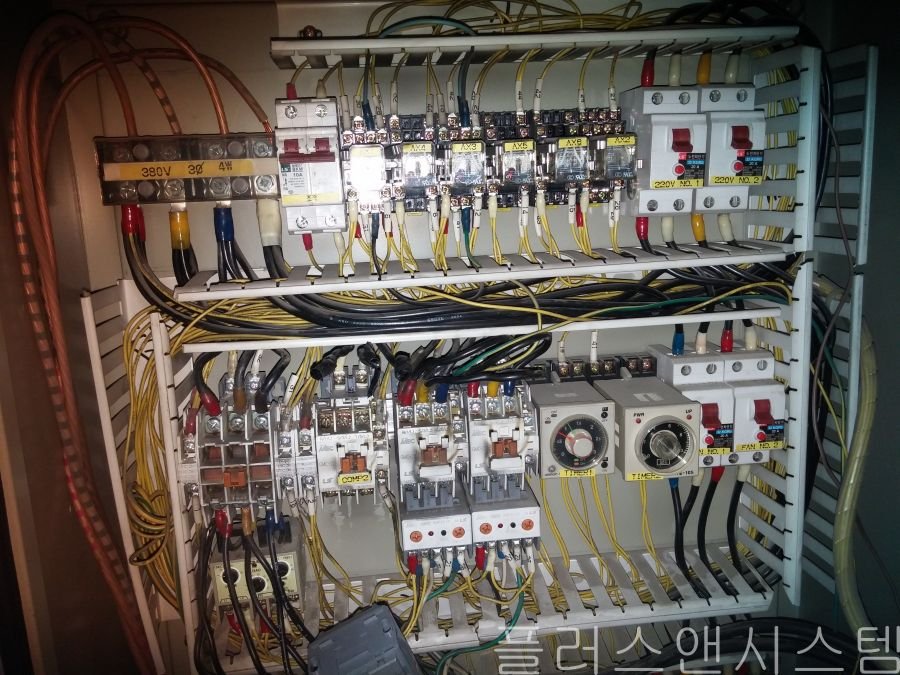 영등포 냉동창고 컴프레셔 교체 현장의 제어반 점검 모습