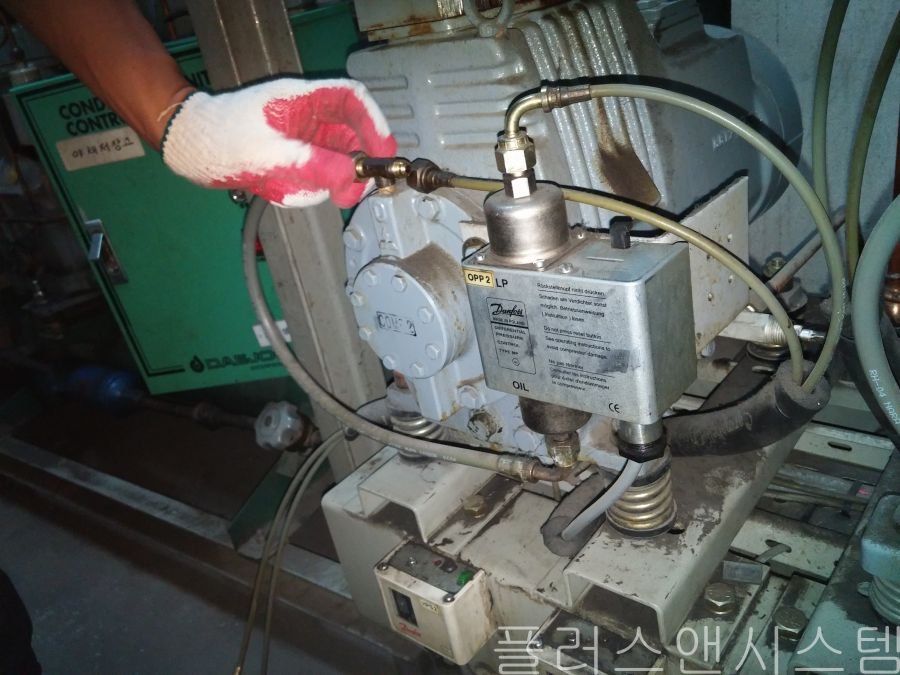 존 댄포스 듀얼 압력스위치를 분리하는 냉동창고 컴프레셔 교체 과정