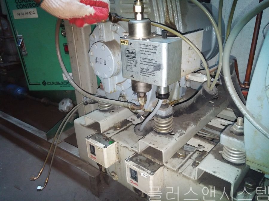 존 댄포스 듀얼 압력스위치를 분리하는 냉동창고 컴프레셔 교체 과정