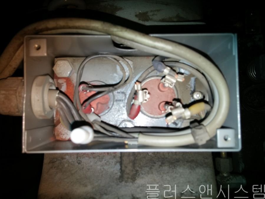 신규 압축기 배선을 결속하는 냉동창고 컴프레셔 교체 작업