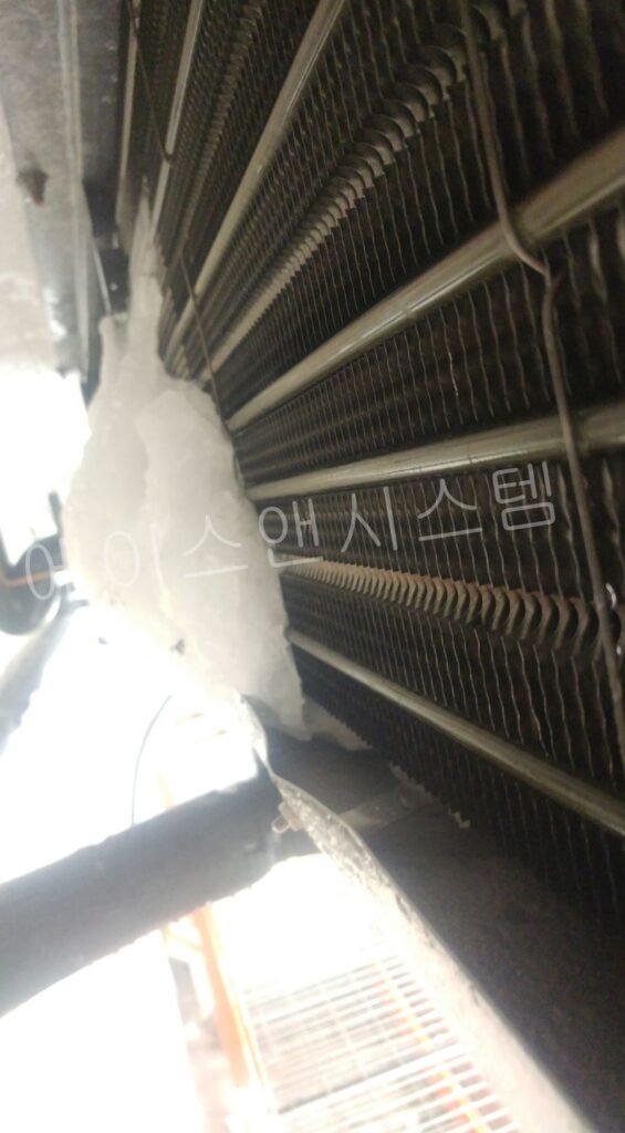 시흥 냉동창고 수리 전 증발기 하단부에 두껍게 누적된 심각한 적상 및 얼음 결빙 상태
