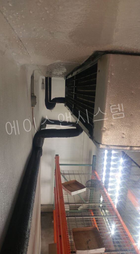 시흥 냉동창고 수리 현장의 하단부 드레인 판까지 꽉 막아버린 에바포레이터 적상 불량 상태