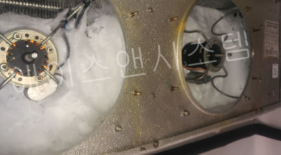 시흥 냉동창고 수리 현장의 듀얼 팬 모터 양쪽 모두 결빙되어 냉기 순환이 불가능한 아이스크림 저장고 증발기