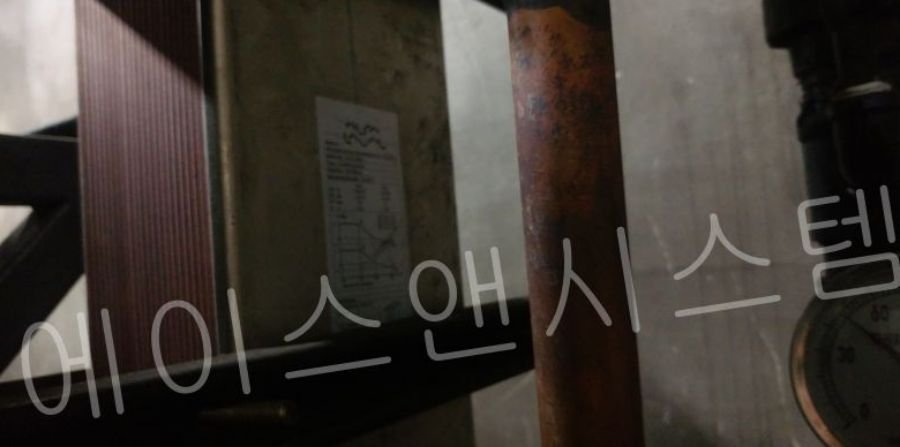 신품 알파라발 브레이징 판형 열교환기의 제원표를 확인하고 보조냉각기 교체 피팅을 준비하는 과정