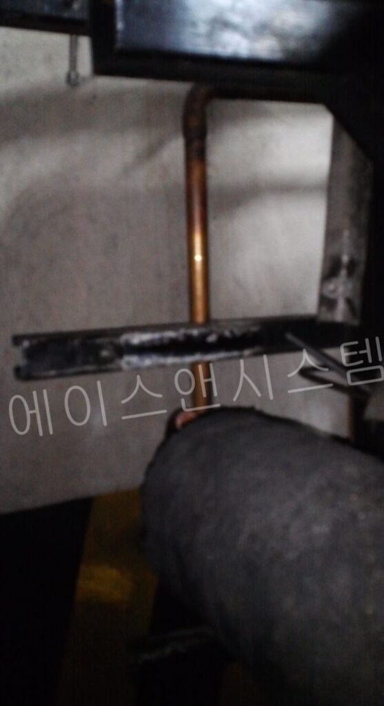 배관 내 산화물 생성을 막는 질소 치환 브레이징(은납 용접)으로 보조냉각기 교체를 완벽히 마감하는 모습
