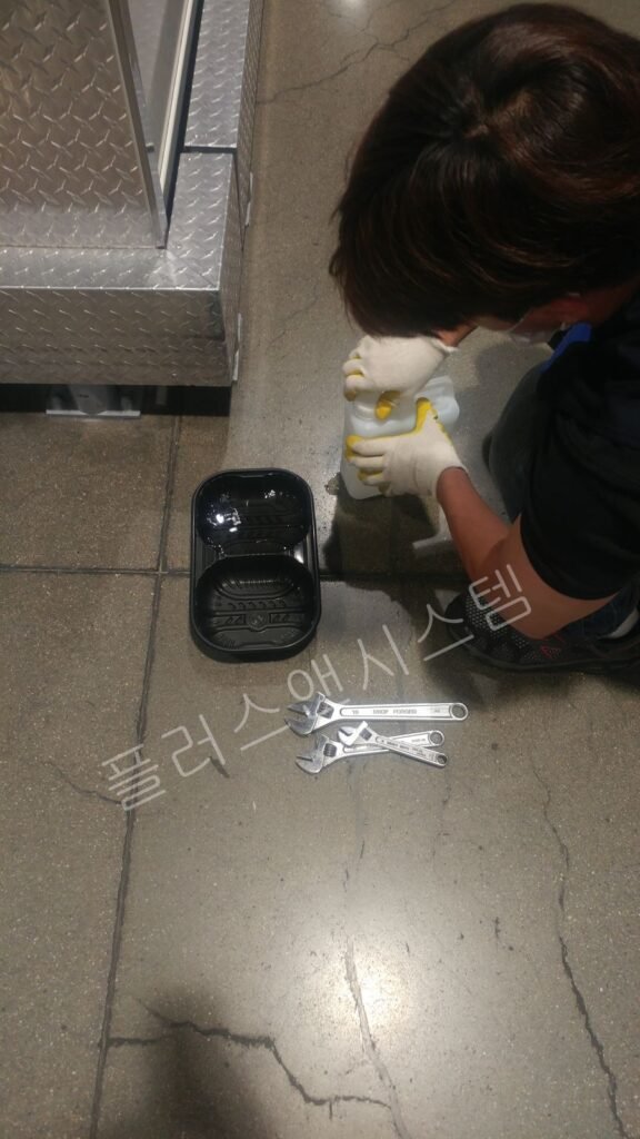 이물질로 꽉 막혀 온도 상승의 원인이 된 스트레이너 필터를 확인하는 냉동쇼케이스 수리 과정