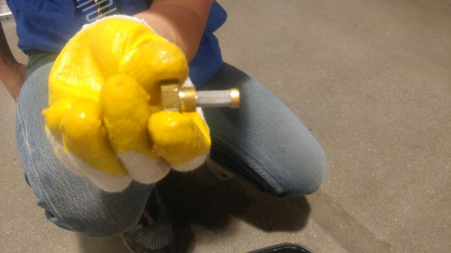 냉매 흐름을 방해하는 부품을 정밀하게 분리해 내는 냉동쇼케이스 수리 현장 점검