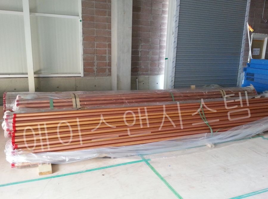냉동창고 배관공사에 사용될 L-Type 직관 동관 자재가 현장에 입고되어 검수 대기 중인 모습