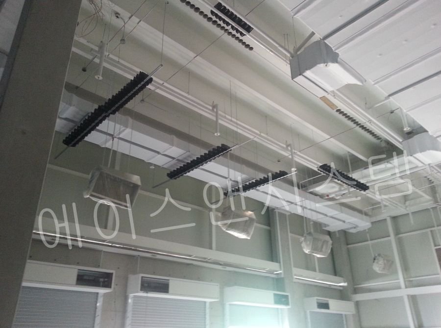 진동 및 하중 분산을 위해 냉동창고 배관공사 전 천장에 설치된 배관 행거 및 트레이 구조물