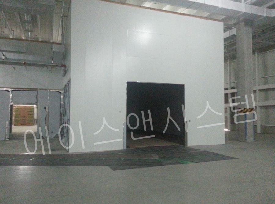 냉동창고 배관공사 및 단열 성능 극대화를 위해 외부 열침입을 차단하는 고밀도 우레탄 패널 조립 현장