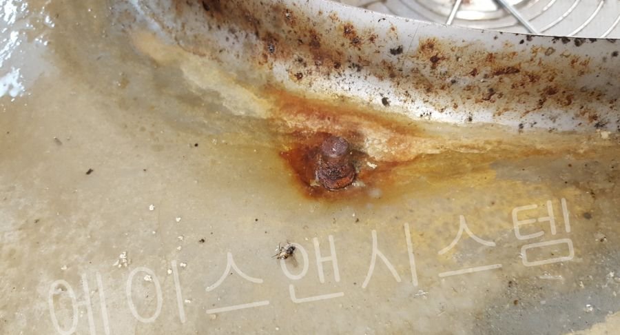 드레인 판 및 체결 볼트의 극심한 산화와 층상 부식이 발견된 증발기 정밀 진단 및 유니트쿨러 수리 검토