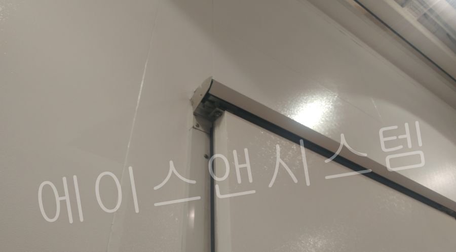상부 레일에서 이탈하여 개폐 불량이 발생한 슬라이딩 도어 트롤리 교체 전 상태