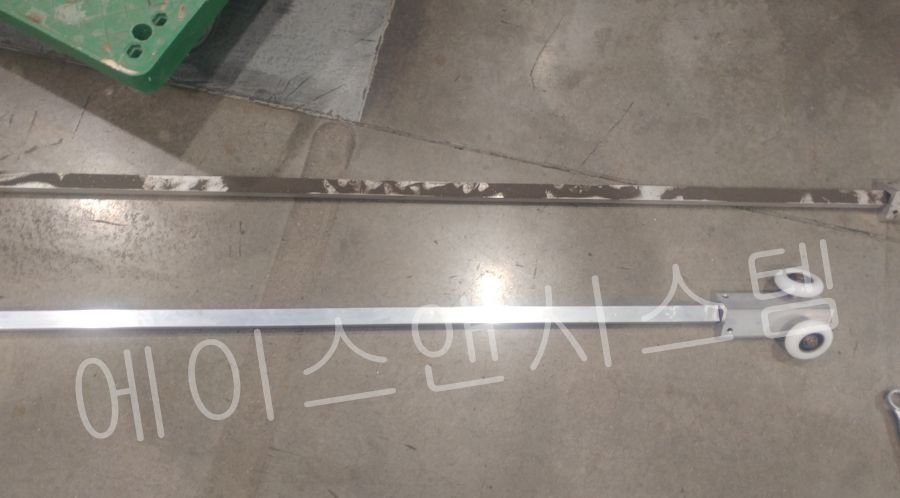 내구성이 저하된 기존 바와 신품 알루미늄 바의 슬라이딩 도어 트롤리 교체 전 표면 비교