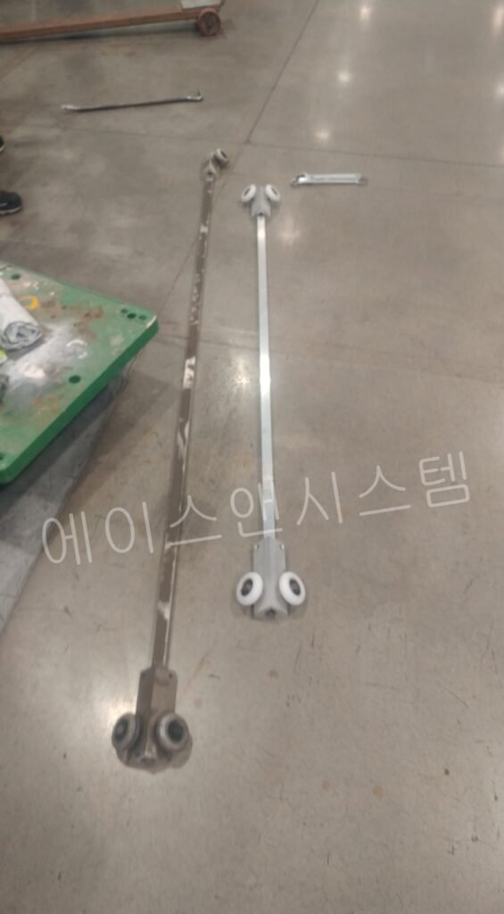 마모된 구형 부품과 신품 하드웨어를 비교하는 슬라이딩 도어 트롤리 교체 전체 공정