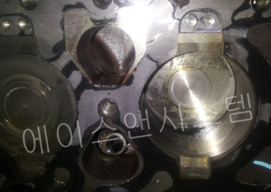 대형 냉장창고 냉동기 수리 공정 중 실린더 내벽 및 밸브 리드 손상 여부 정밀 확인