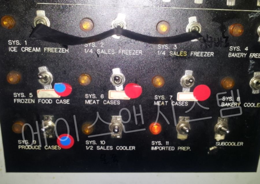 대형마트 냉동기 제어반 점검 과정에서 11개 시스템의 운전 스위치 접점 저항 및 동작 상태를 테스트하는 모습