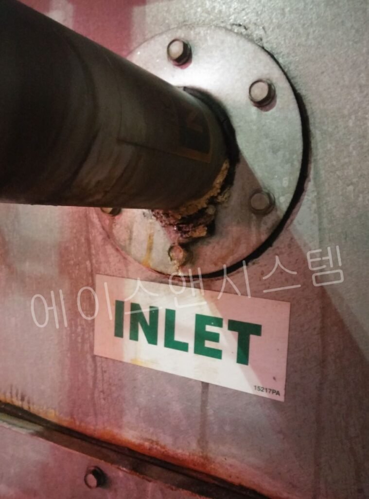 워터타워 누설 보수가 필요한 INLET 입수구 배관 플랜지 연결부위의 백화 및 부식 상태