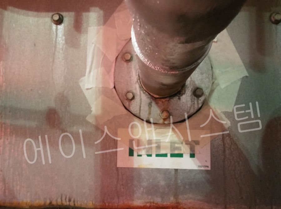워터타워 누설 보수 약품 도포 전 플랜지 주변에 마스킹 테이프를 부착한 기초 보양 작업