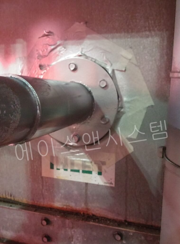 마스킹 위로 견고하게 시공된 특수 누설 방지 코팅 및 워터타워 누설 보수 완료 근접 컷