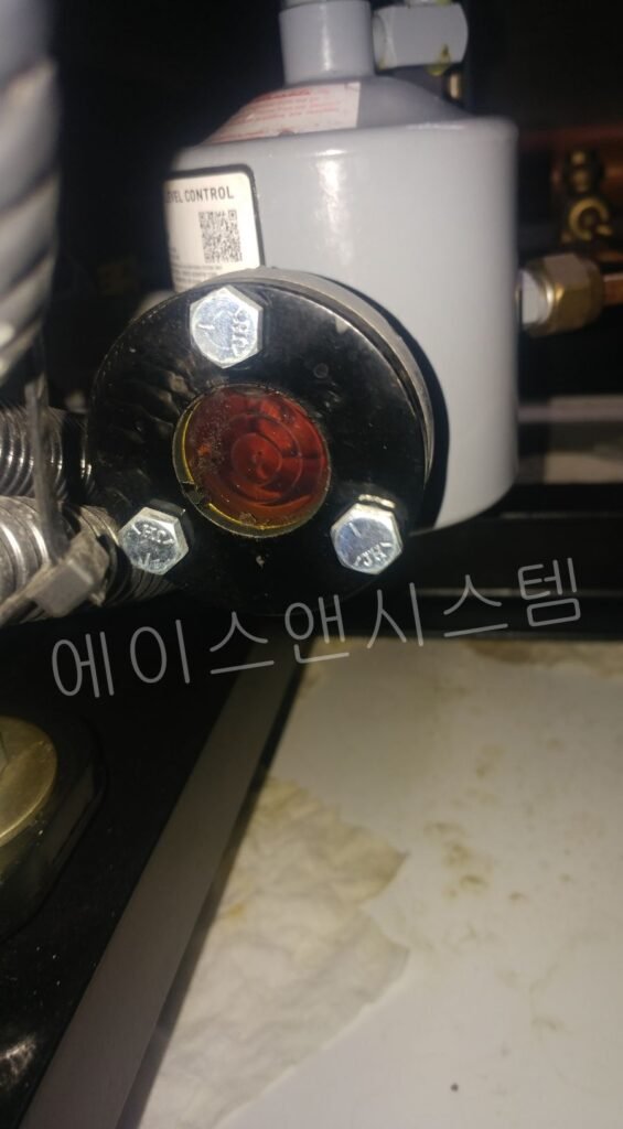 오일 레벨 컨트롤러 사이트 글라스를 통한 오일 색상 확인