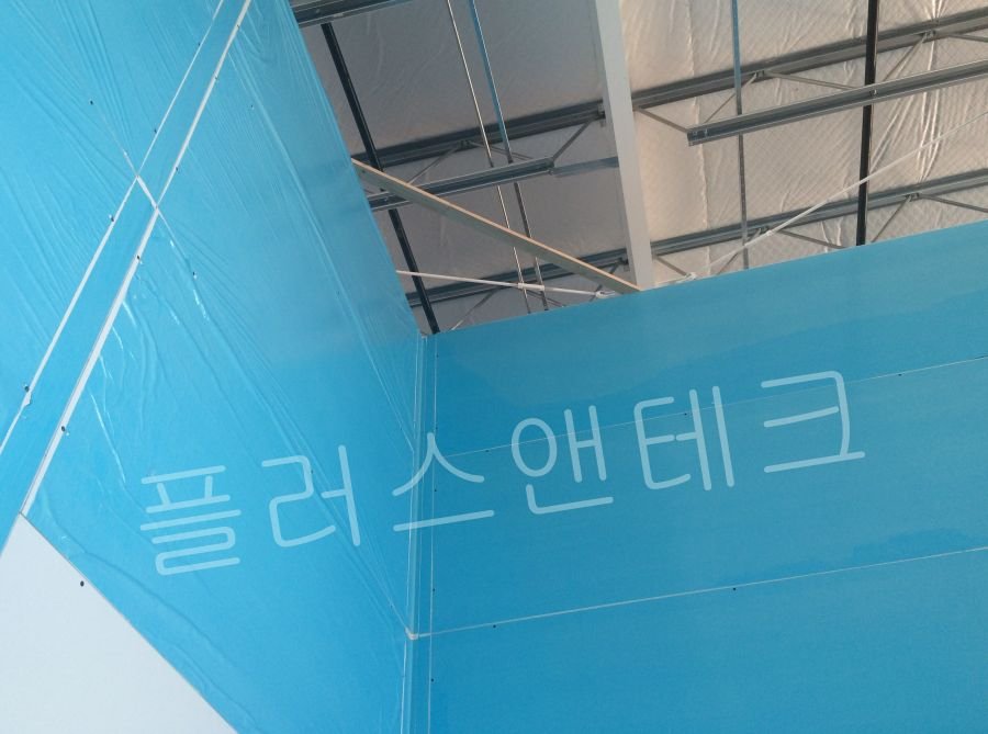 저온저장고 설치과정 완료 후 내부 천장면과 벽체 결합부의 실리콘 마감 및 체결 상태를 최종 검수하는 내부 모습