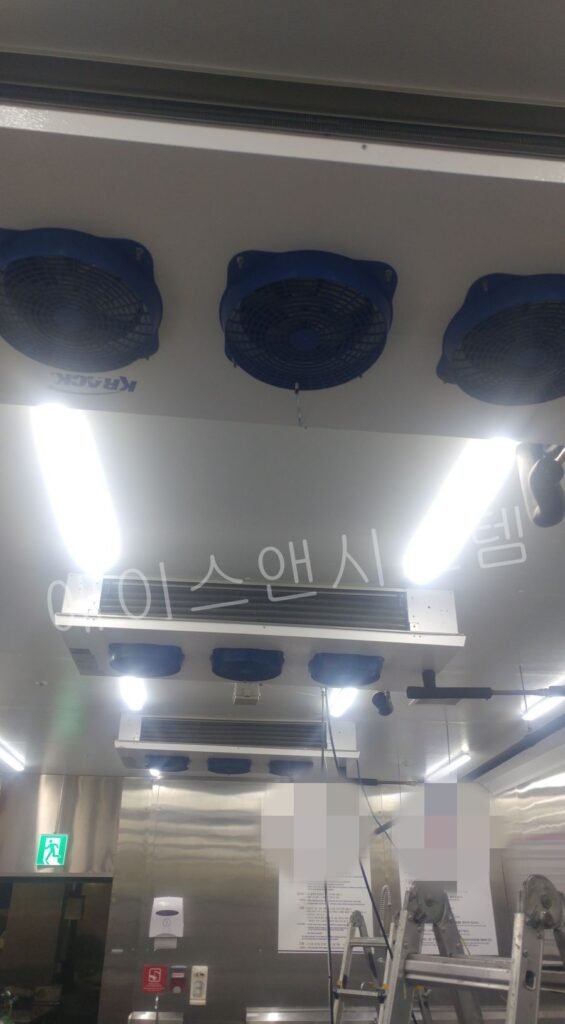 천장에 빽빽하게 설치된 기존 노후 크랙(KRACK) 증발기들의 상태