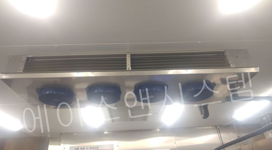 설치 완료 후 외부 커버를 씌우기 전, 부식 방지 특수 코팅이 적용된 촘촘하고 깨끗한 내부 열교환 코일의 클로즈업 상태