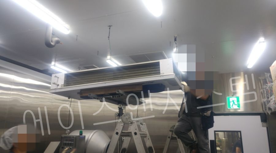 무거운 신규 증발기를 전용 수동 리프트를 활용하여 천장 앙카 볼트 위치까지 수평을 맞추어 안전하게 인양하는 과정