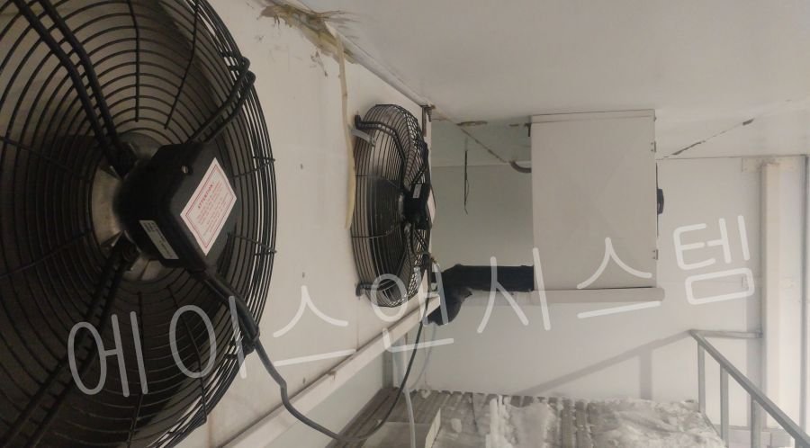 재 안전 점검을 위해 가동을 중단하고 정밀 진단을 대기 중인 냉동창고 내부 증발기(쿨러) 전경