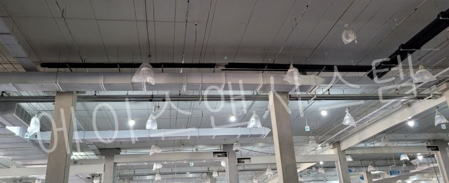 냉매 배관 라인 옆으로 곧게 뻗어 나간 백색의 대형 기류 분배 덕트. 깔끔하고 정돈된 에이스앤시스템의 시공 능력을 보여주는 천장 전경