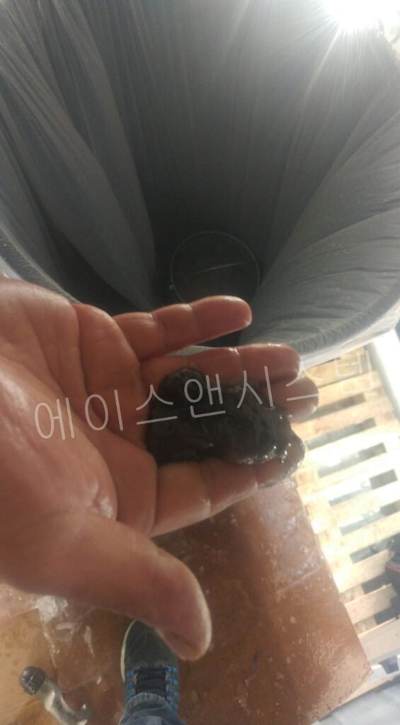 냉동창고 증발기 드레인 배관에서 제거한 검은색 슬러지와 이물질